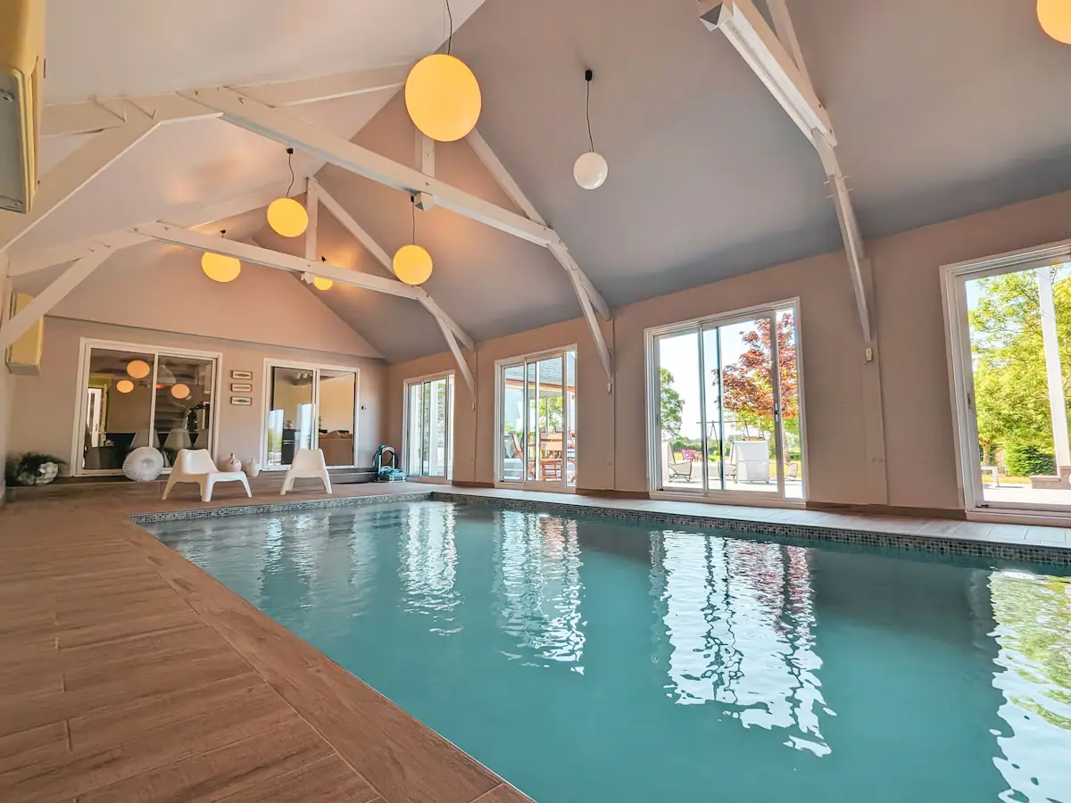 Piscine intérieure du gîte Le Champ de Père