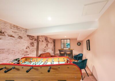 Salle de jeux avec baby foot