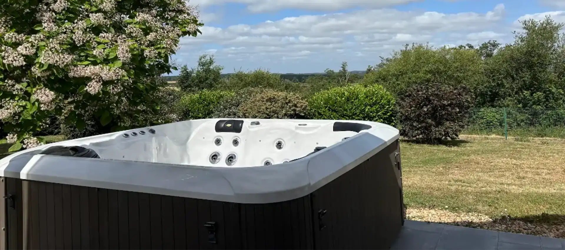 Jacuzzi dans le jardin du gite le champ de père à Cluis dans l'Indre (36)
