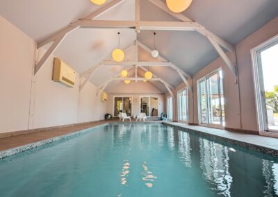 Piscine intérieure du gîte le champ de père