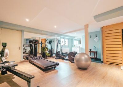 Salle de fitness du gîte le champ de père avec équipement professionnels