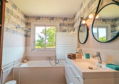 Salle de bain rez-de-chaussée avec baignoire et grande vasque - Gîte le champ de père en Berry