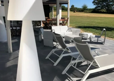 La terrasse du gîte avec ses chaises longues