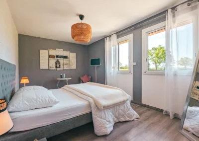 Chambre 2 avec lit double - gite de charme le champ de père à Cluis (36)