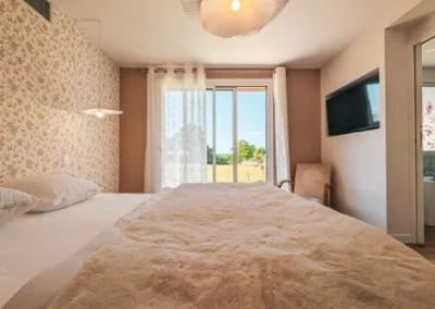 Chambre 1 avec lit double - gite de charme le champ de père à Cluis (36)