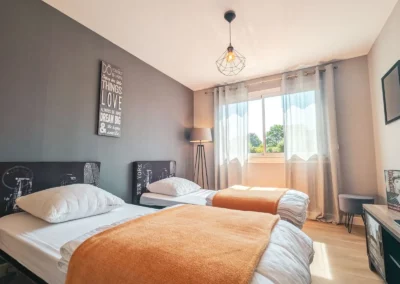 Chambre 3 avec 2 lits - gite de charme le champ de père à Cluis (36)