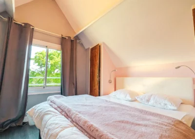 Chambre 5 avec lit double - gite de charme le champ de père à Cluis (36)