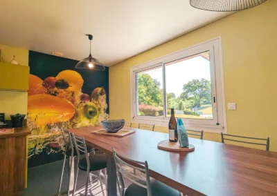 Espace repas dans la cuisine du gîte Le Champ de Père (36)
