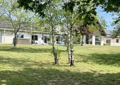 Vue extérieure du gîte le champ de père avec sa terrasse et son jacuzzi