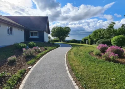 jardin devant, et allée pour accéder au gîte le champ de père