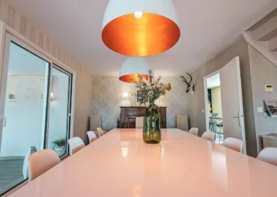 Salle à manger du gîte le champ de père avec sa grande table rectangulaire