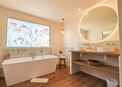Salle de bain de la chambre 1 avec double vasques et grande baignoire