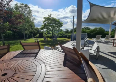 Vu de la terrasse avec sa grande table ronde et ses chaises longues - Gîte le champ de père (Indre)